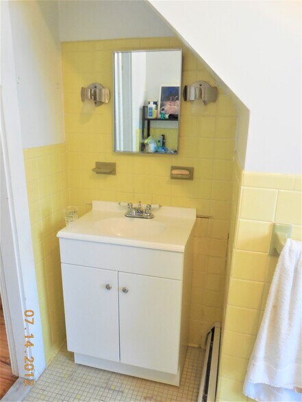 Bathroom - 20 Dexter St