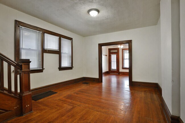 Building Photo - 4 Bedroom North Campus Newly Remodeled House with 2 Decks and Patio