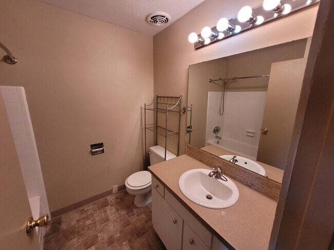 Building Photo - Well-kept 2-story townhome!