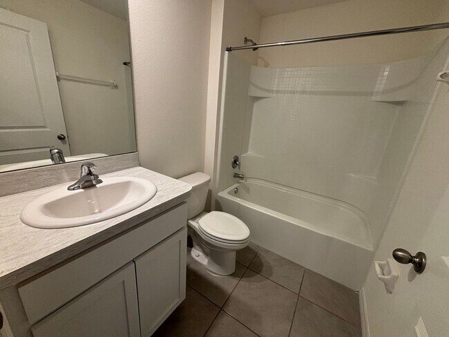 Building Photo - Greystone Hills - 3/2/2 ***Won't Last***