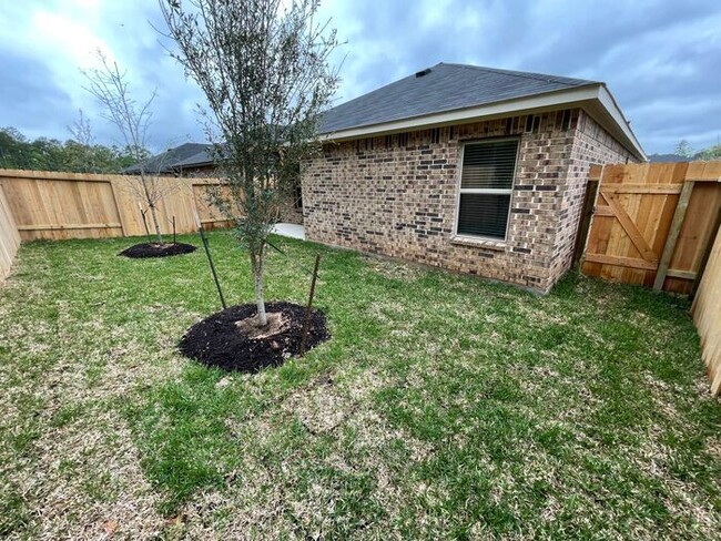 Building Photo - *Valentine's Day Special!* Three Bedroom |...