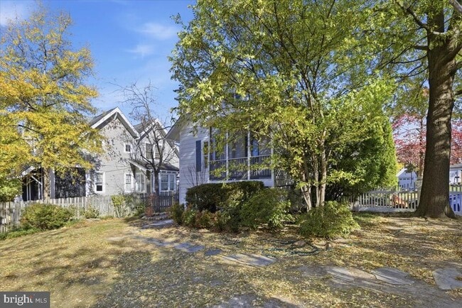 Building Photo - 1208 S Oakcrest Rd