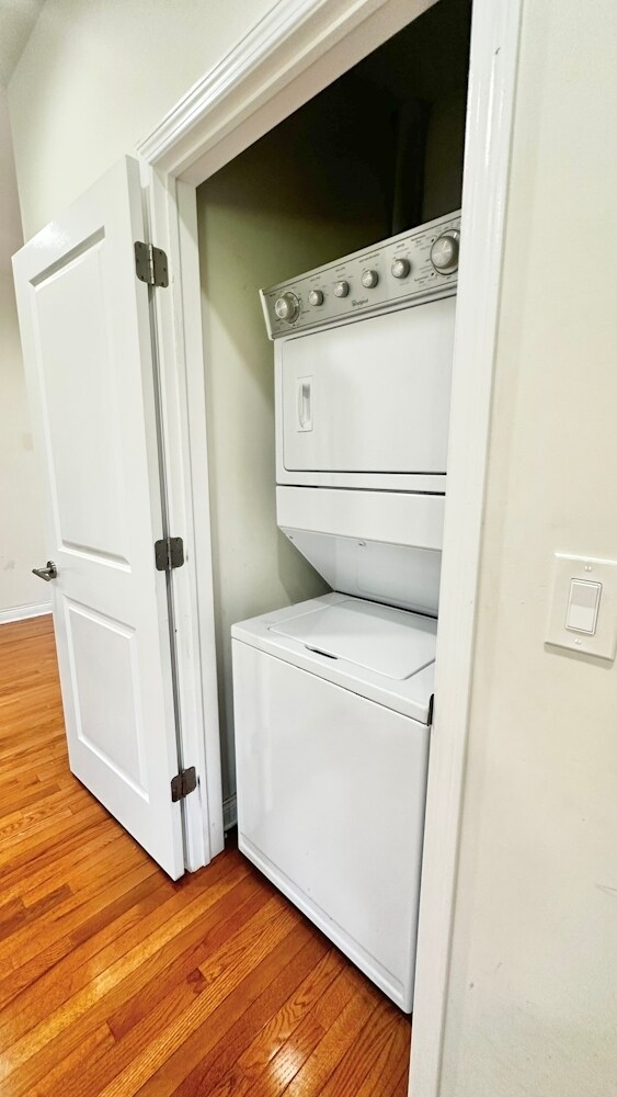 Building Photo - 1145 W Lunt Ave