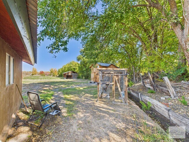 Building Photo - Single Family Home minutes from Los Alamos...