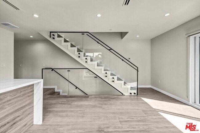 Building Photo - 1305 N Sycamore Ave