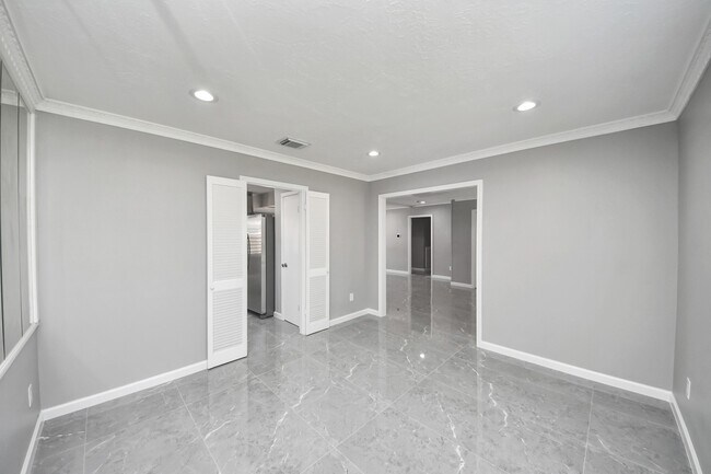 Building Photo - 9222 Sharpview Dr