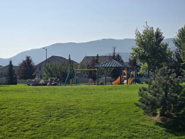 Building Photo - Immaculate Custom 3 bdrm Home for rent in the Montrose developement!