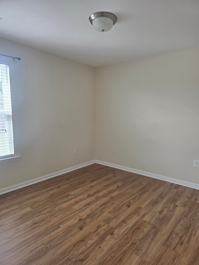 Building Photo - 1328 Valor Rd