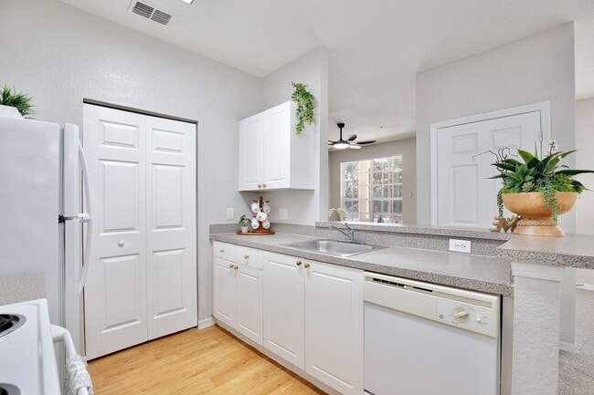 Building Photo - Crescent Place 26-100