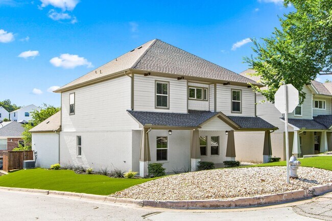 Building Photo - * MOVE IN SUMMER 07/03/2027 * 6 Bed 4 Bath Home, Walk to TCU Light Housekeeping Included