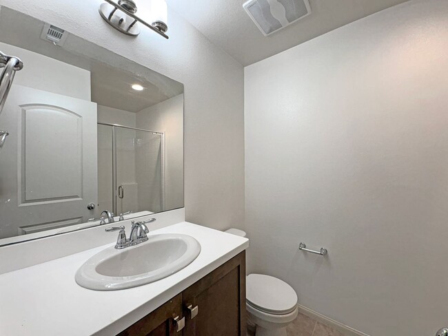 Building Photo - Beautiful 4B/3BA Vista Home w/ Pool & Mode...