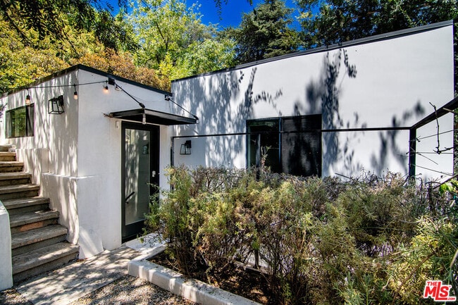 Building Photo - 2553 Glen Green St