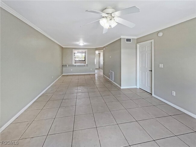 Building Photo - 4530 SW 10th Ave