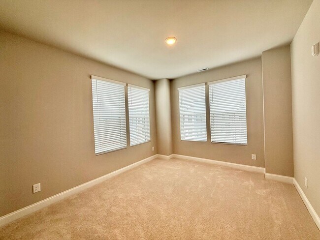 Building Photo - **OFFERING FIRST MONTH'S RENT FREE, $200 MOVE IN PROMOTION & REFUNDABLE APPLICATION FEES** New Co...