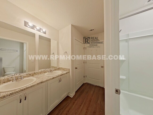 Building Photo - Spacious 5-Bedroom Home with Bonus Living ...