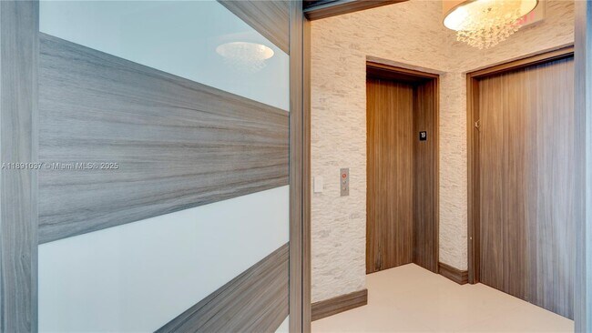Building Photo - 2020 N Bayshore Dr