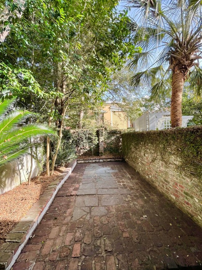 Building Photo - Charming Carriage Home Near The Charleston Battery