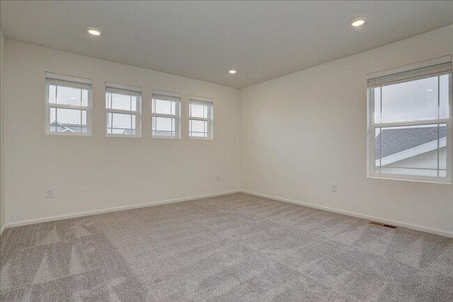 Building Photo - Available for move-in on 05/15/26- 3bed/2.5bath in Aurora!