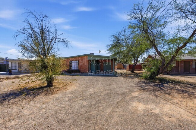 Building Photo - 3226 E Bermuda St