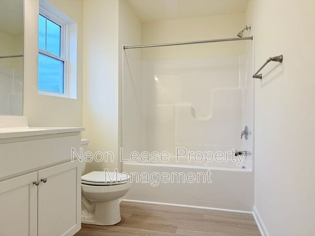 Building Photo - 400 N Walnut St