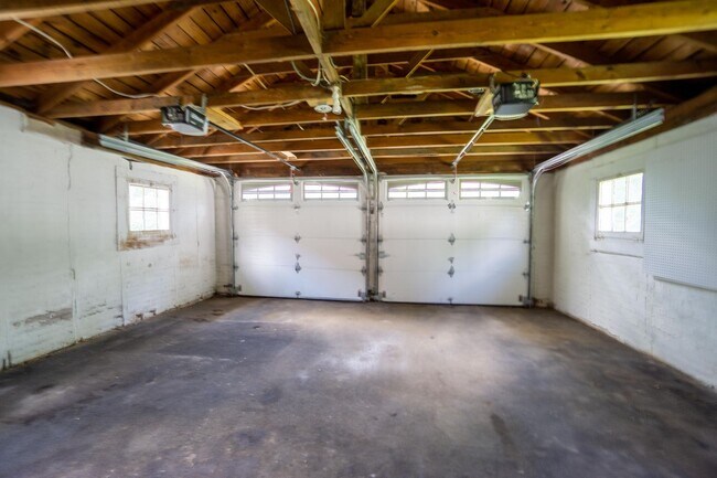 Building Photo - Charming Single Family Home In Residential...