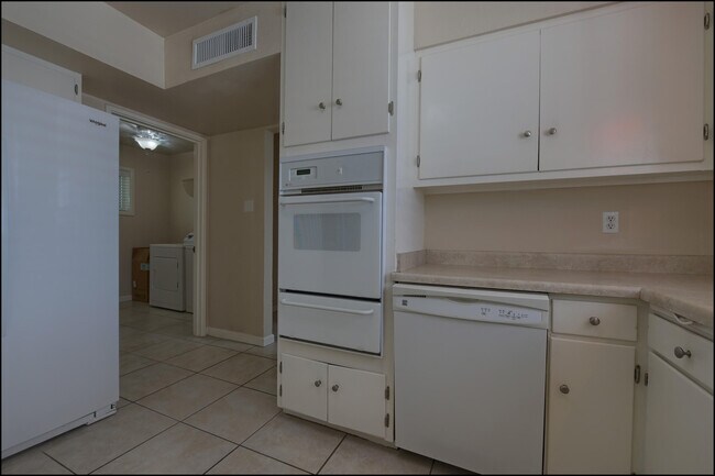 Building Photo - 4040 Bancroft Dr