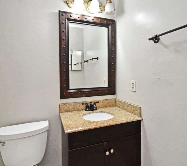 Building Photo - Well maintained 2 bedroom property with lo...