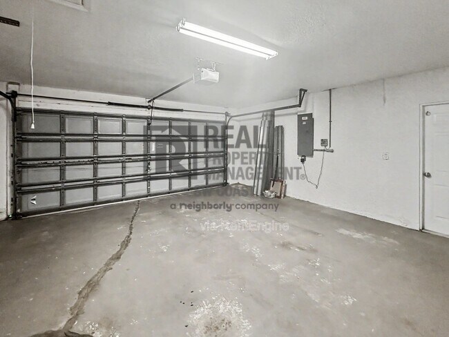 Building Photo - 2117 NE 40th St