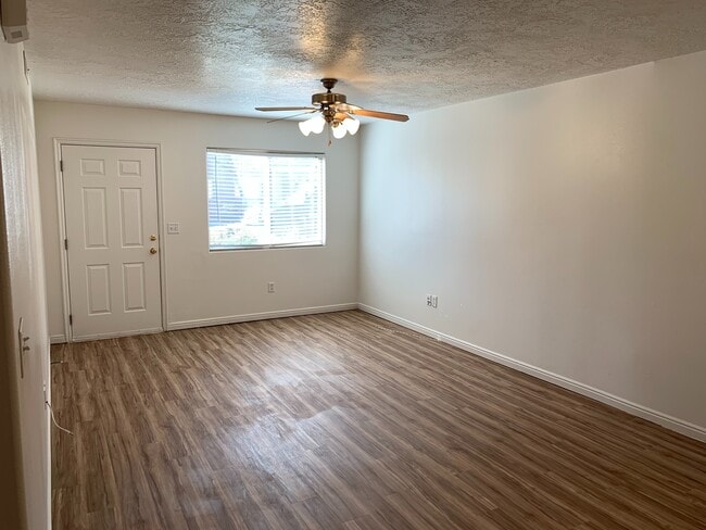 Building Photo - Townhome in Hawk Hollow