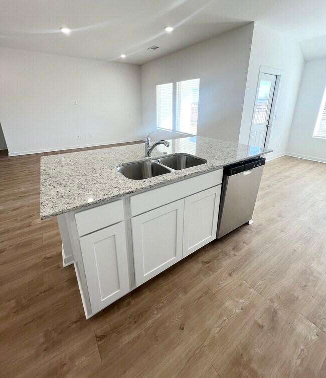 Building Photo - 561 Shepherd St