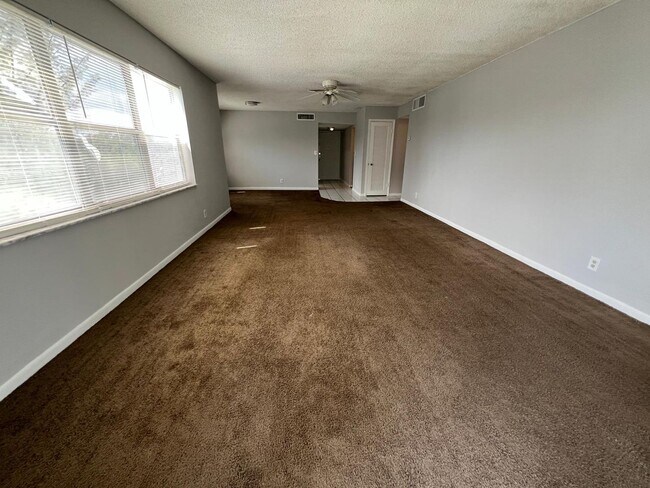 Building Photo - Spacious 2 Bedroom in Inverrary