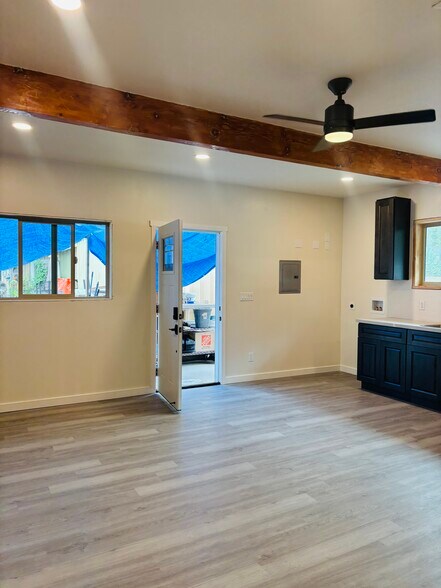 Building Photo - 1550 N Cypress Ave