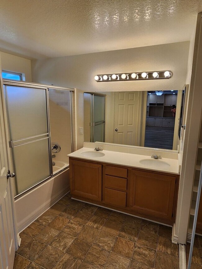 Building Photo - Beautiful Upgraded Home in RSM!