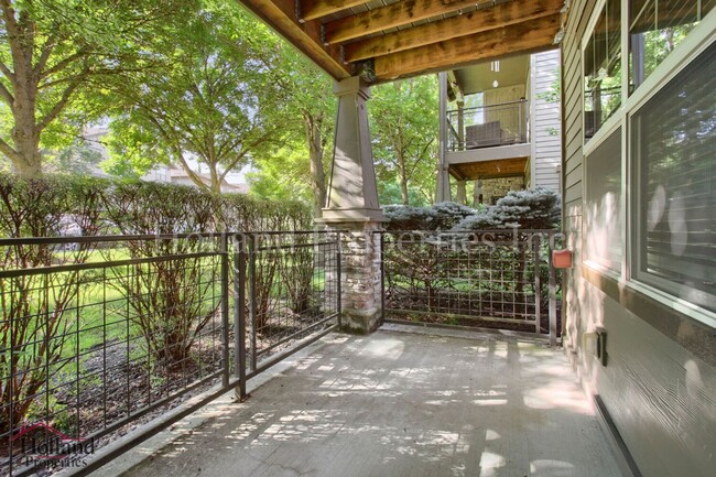 Building Photo - 670 NE Roydon Ln