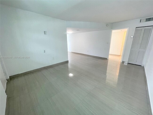 Building Photo - 2011 Bay Dr