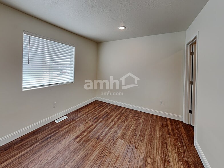 Building Photo - 322 N Gibbons Ln