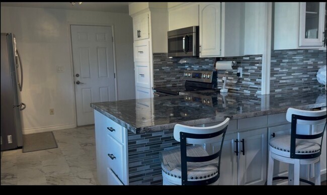 Building Photo - Spacious 4BD/4BA Home with Private Studio, located in the desirable Ferry St Bridge area!