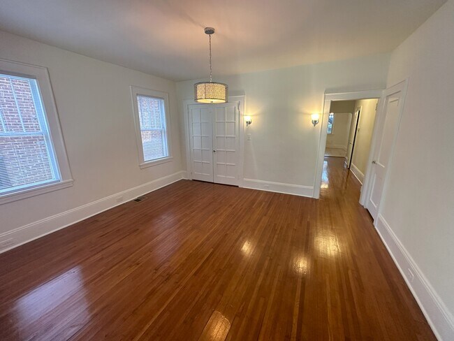 Building Photo - 605 Lamar Ave