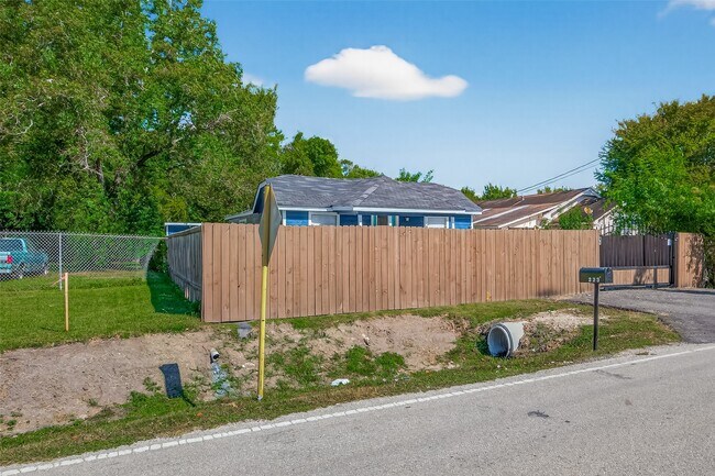 Building Photo - 223 E Melville Dr