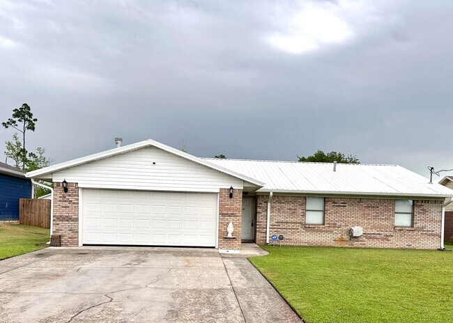 Primary Photo - Convenient to Tyndall, less than a block t...
