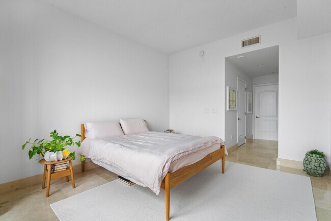 Building Photo - 801 S Olive Ave