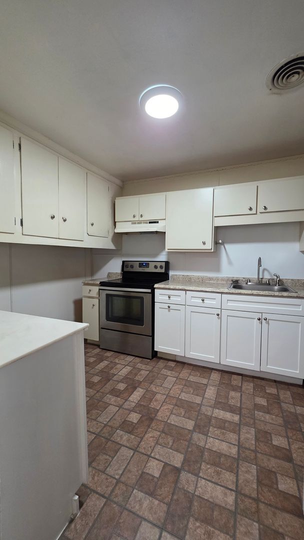 Building Photo - 4 Bedroom 2 Bath Single Family Home w/ 2 Bonus Rooms