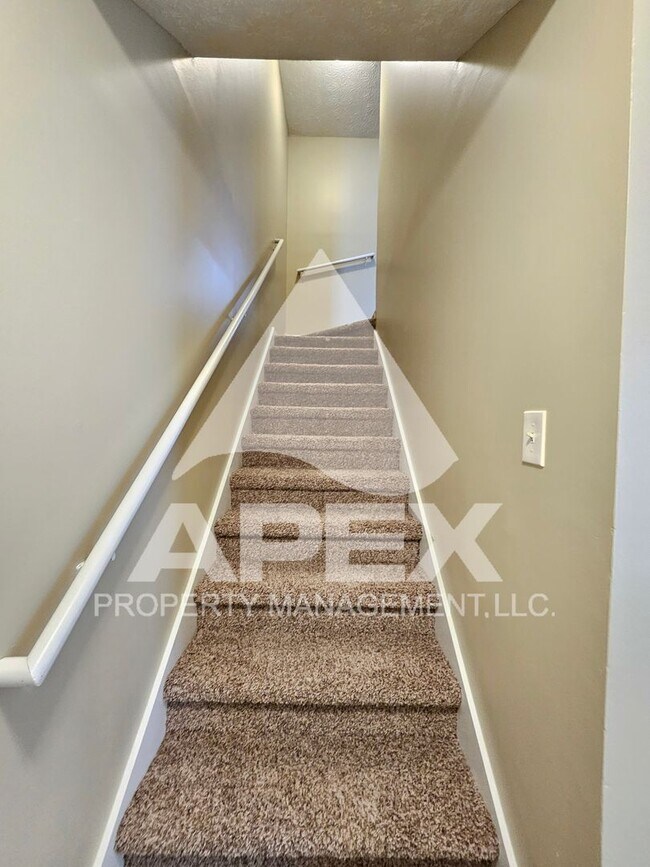 Building Photo - MOVE-IN SPECIAL,NO RENT TIL JUNE 1ST! - Nice 2 Bd | 1.5 Ba Townhouse in West Knox Condo Community!