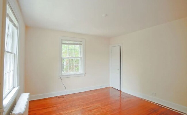 Building Photo - 2025-2026 School Year / 8 Bdrm / 3 Bath St...