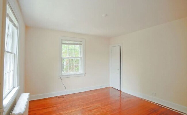 Building Photo - 2026-2027 School Year / 8 Bdrm / 3 Bath St...