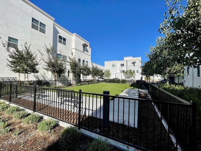 Building Photo - Spacious 4BR/3.5BA Townhome in Otay Ranch ...