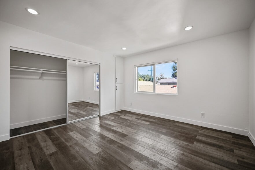 Building Photo - 1333 W 36th Pl