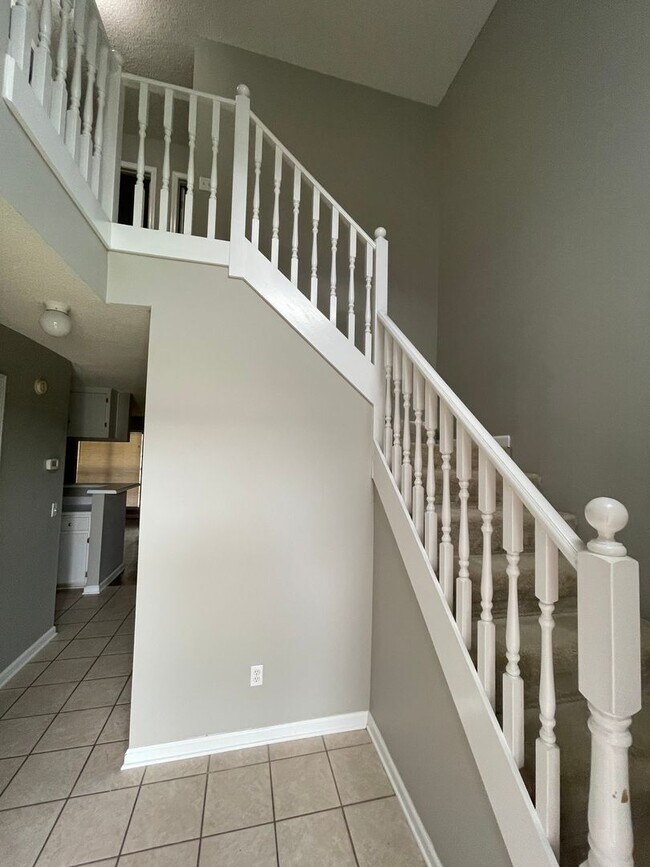 Building Photo - Foxchase Subdivision - End Unit