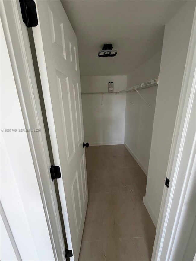 Building Photo - 1820 W 53rd St