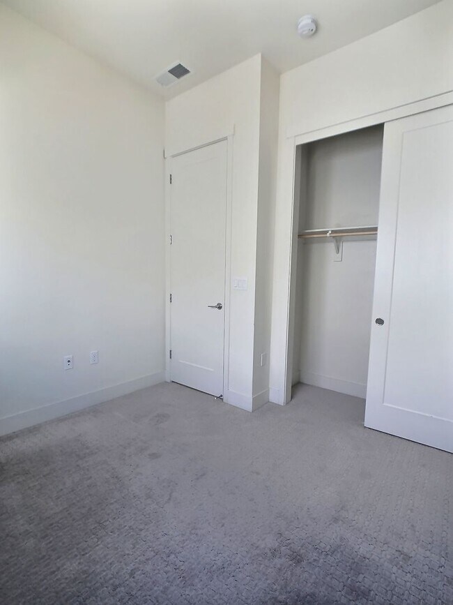 Building Photo - Bright 2 Bedroom Townhome in Downtown San Jose